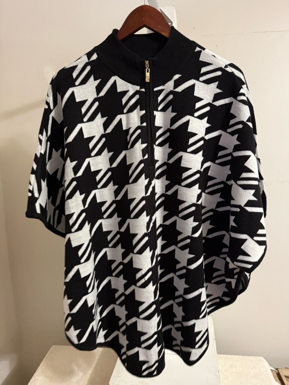 NWT Anne Klein Houndstooth Poncho